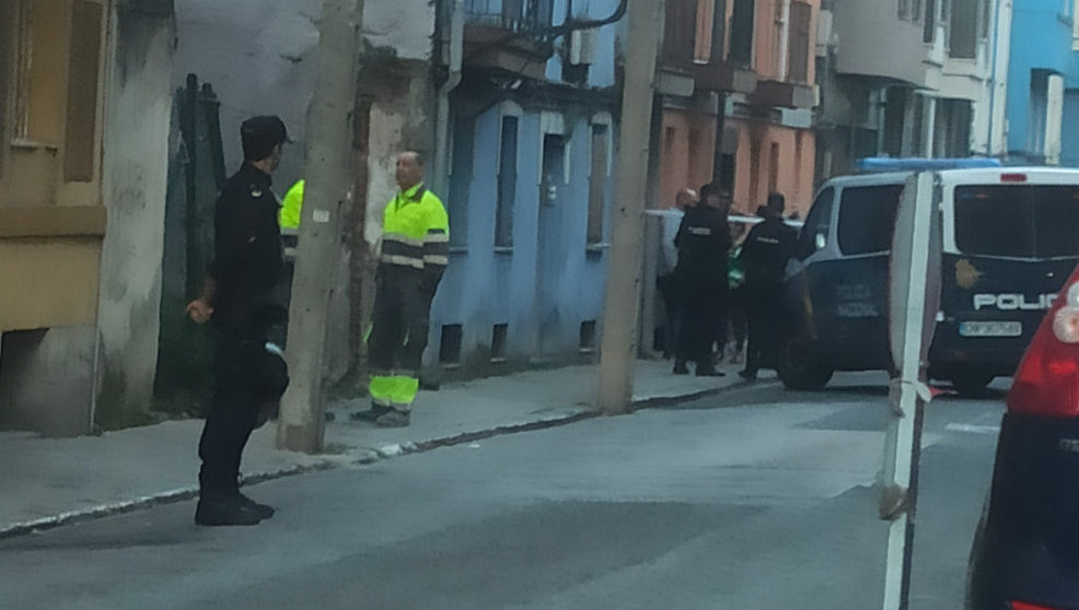 Efectivos de la Policía Nacional durante el desahucio de Jenifer en Santander