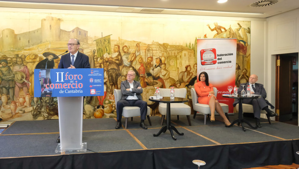 El consejero de Industria, Turismo, Innovación, Transporte y Comercio, Javier López Marcano, inaugura el II Foro de Comercio Minorista de Cantabria.