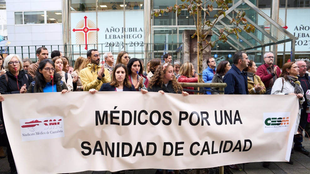 Concentración de médicos de Atención Primaria ante la sede del Gobierno de Cantabria