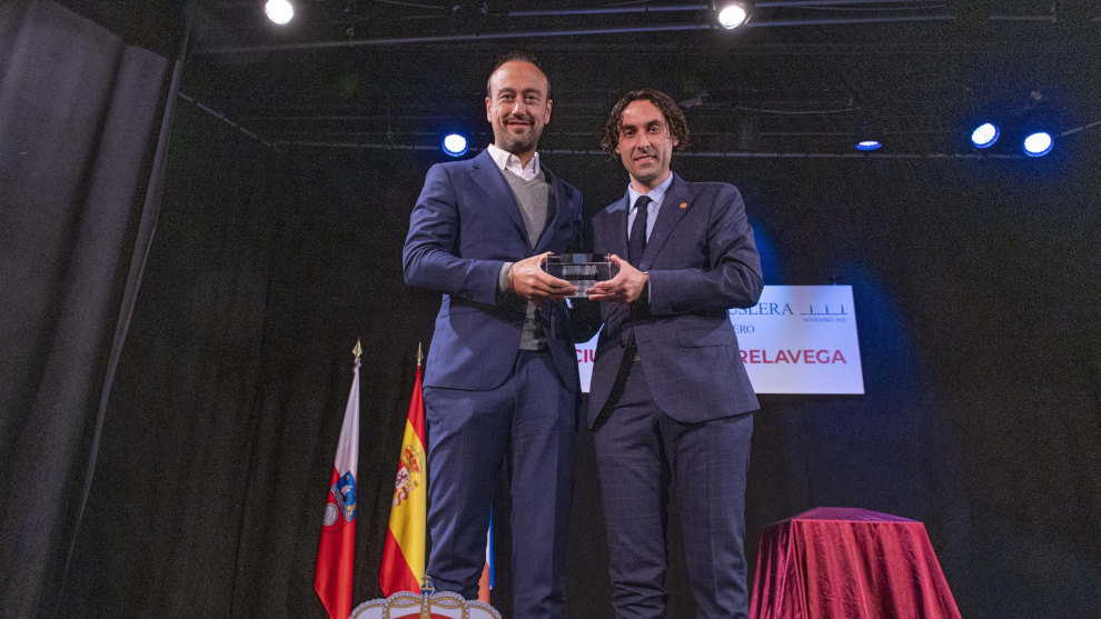 El alcalde de Torrelavega, Javier López Estrada, recoge el Premio Muslera de manos del alcalde de Astillero, Javier Fernández Soberón