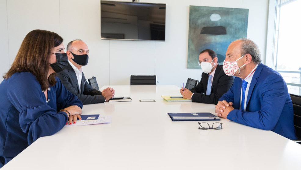 Imagen de archivo del consejero de Industria, Javier López Marcano, reunido con representantes de ASECOVE para presentar el Plan MOVES III para vehículos eficientes