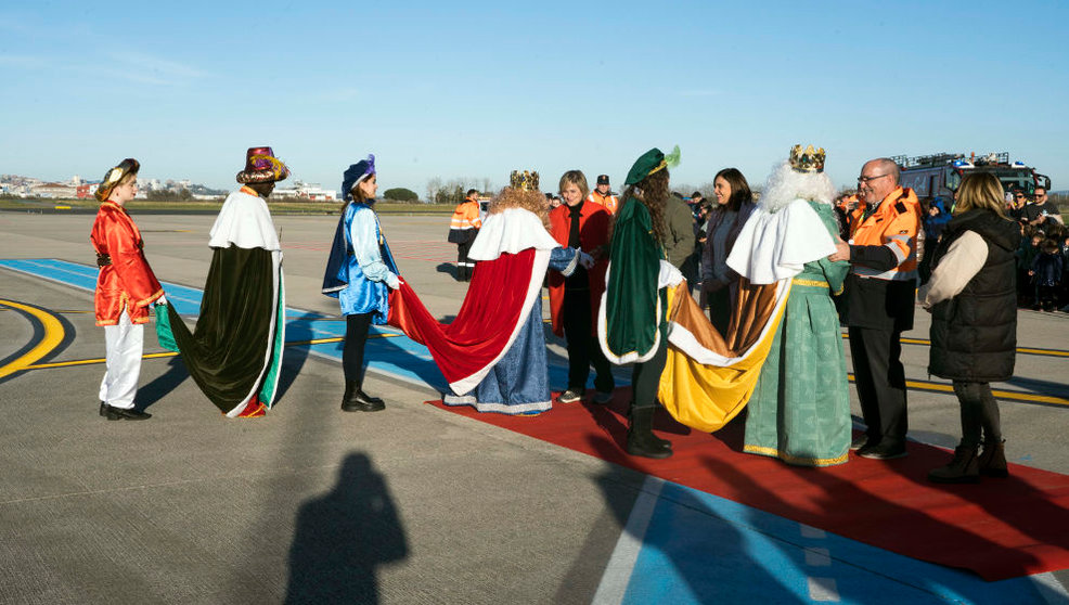 Llegada de los Reyes Magos al aeropuerto Seve Ballesteros | Foto: Ayuntamiento de Camargo