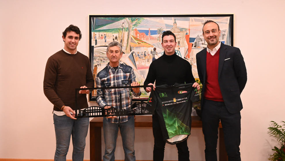 El alcalde de Torrelavega, Javier López Estrada, y el concejal de Deportes, Nacho González, reciben al cicloturista torrelaveguensea Dalmacio de Dios