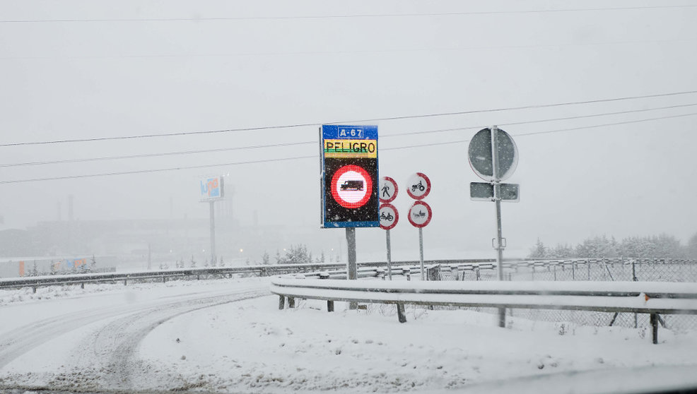 Un cartel anuncia peligro por nieve