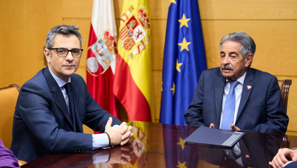 Bolaños y Revilla durante una reunión en la sede del Gobierno de Cantabria