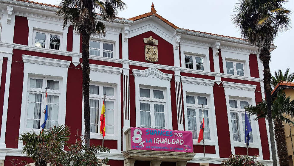 Ayuntamiento de Suances con la pancarta conmemorativa del 8M