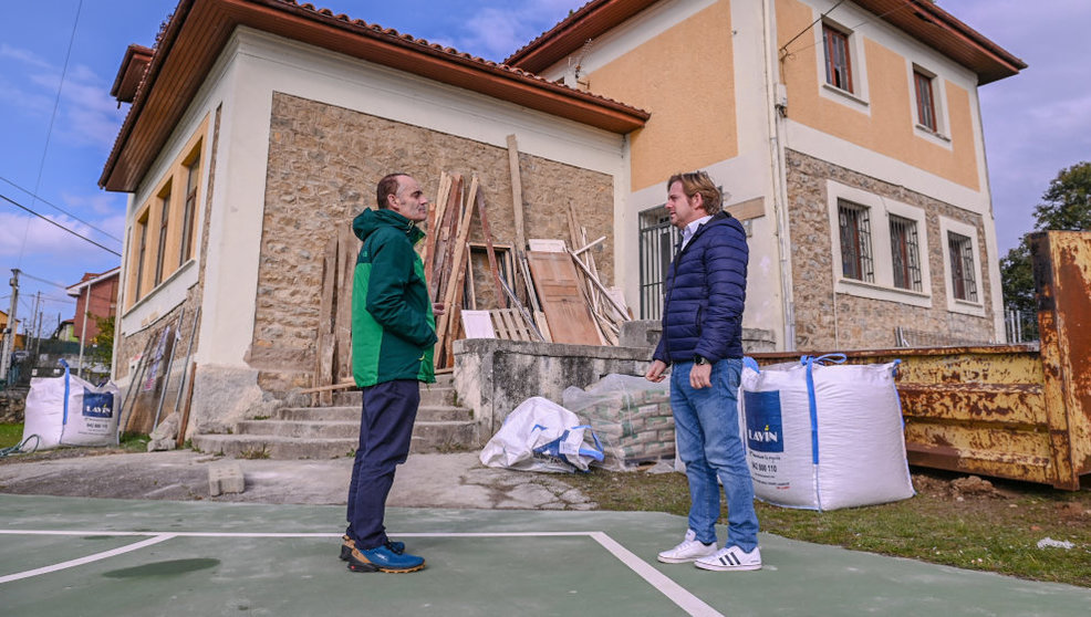 El alcalde de Reocín, Pablo Diestro, visita las obras de reparación de viviendas para destinar a alquiler social