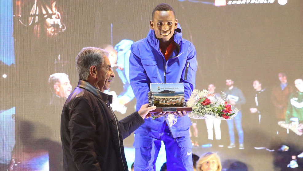 El presidente de Cantabria, Miguel Ángel Revilla, entrega el premio a Berihu Aregawi, ganador de los 10 kilómetros 'Villa de Laredo'