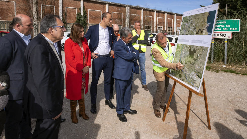 El presidente de Cantabria, Miguel Ángel Revilla, visita junto a otras autoridades las obras de la carretera entre Viveda y Duález