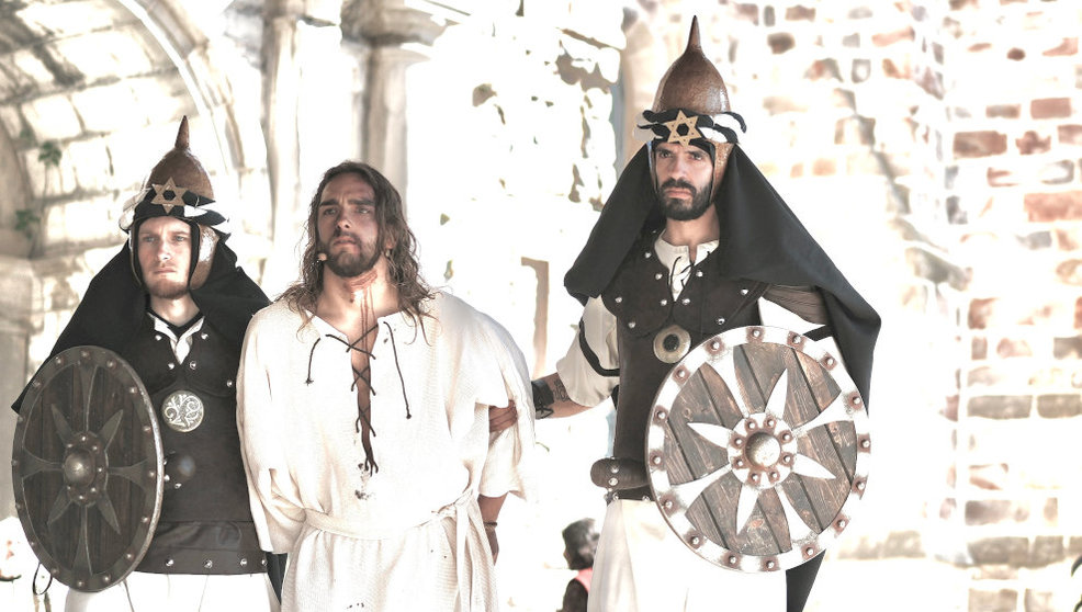 Soldados llevan a Jesús durante la representación de la Pasión Viviente