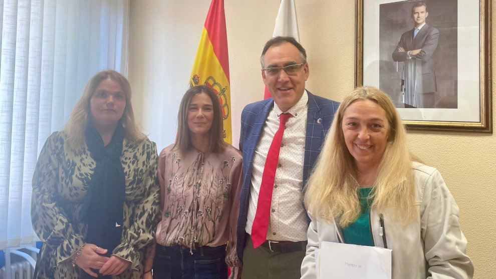 El consejero de Sanidad, Raúl Pesquera, se reúne con la presidenta y con la vicepresidenta de la Asociación de Dislexia de Cantabria (Asdican), Carmen Vayas y Ainhoa Baquerizo