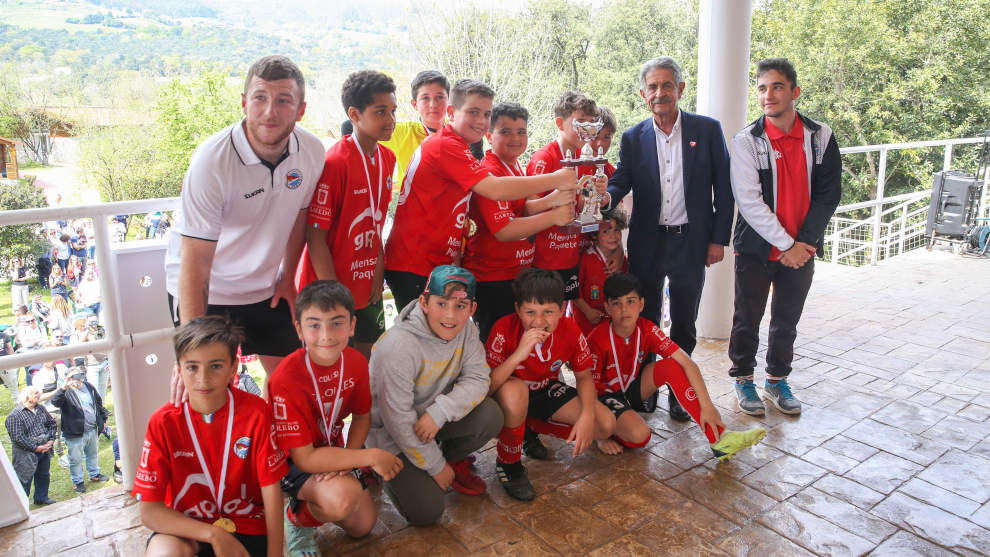 El presidente de Cantabria, Miguel Ángel Revilla, asiste a la entrega de premios del IV Torneo Nacional de Fútbol 7 'Asón Cup'