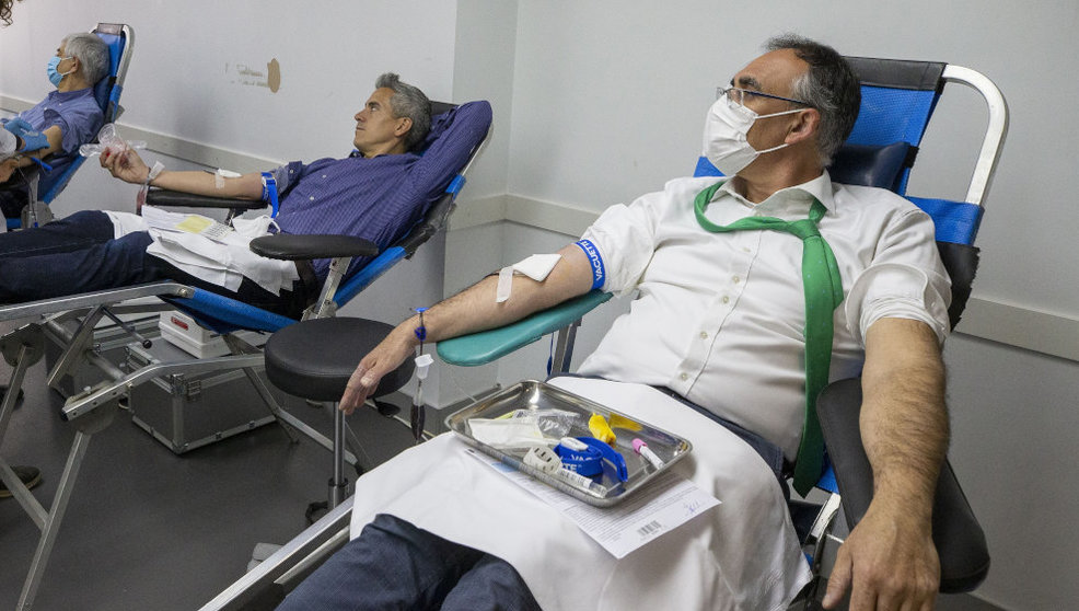 El Vicepresidente, Pablo Zuloaga, y el Consejero de Sanidad, Raúl Pesquera, donan sangre para concienciar a la sociedad