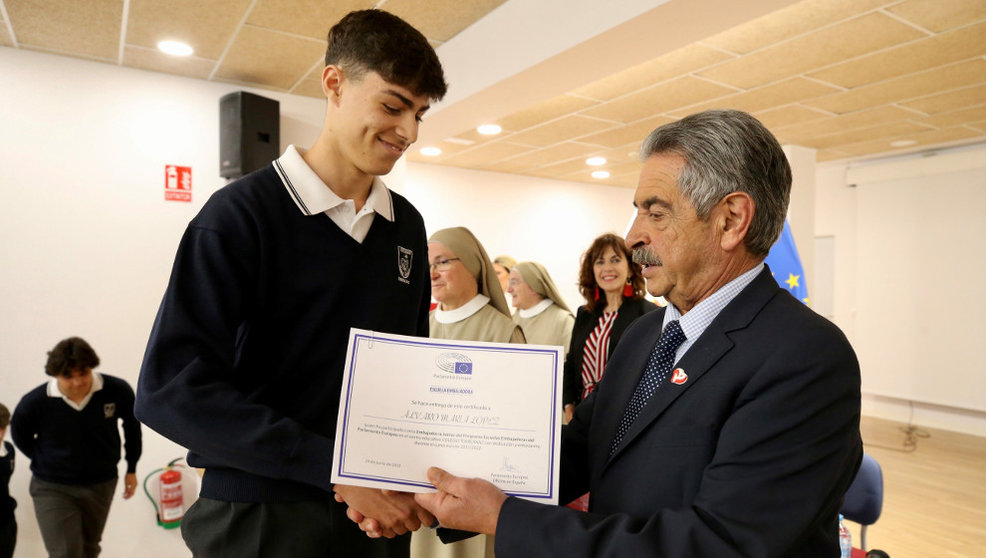 El presidente de Cantabria, Miguel Ángel Revilla, entrega el premio del Parlamento Europeo al colegio Torreánaz | Foto: Gobierno de Cantabria