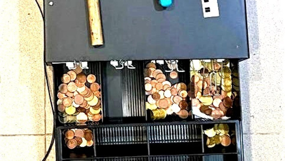 Caja registradora robada de una librería y herramientas usadas para romper el cristal