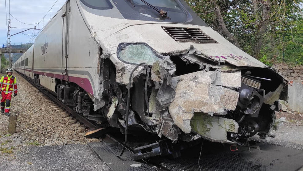 Estado en el que ha quedado el tren tras el choque contra el tractor | Foto: edc