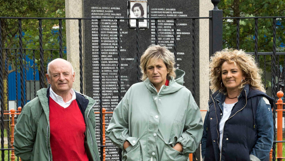 Representantes de Camargo junto al monumento a las víctimas del nazifascismo