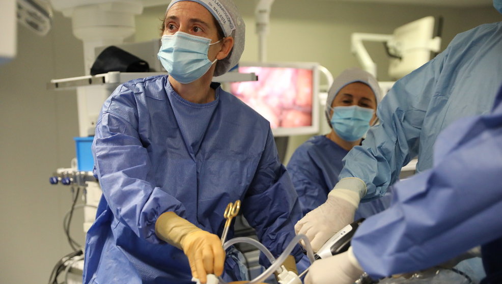 Profesionales sanitarios durante una cirugía