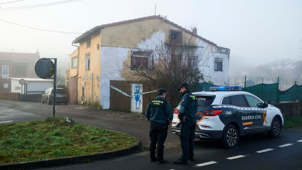 Guardias civiles en la vivienda donde residían una mujer y su hija asesinadas presuntamente por su expareja y padre, a 18 de diciembre de 2021, en Liaño