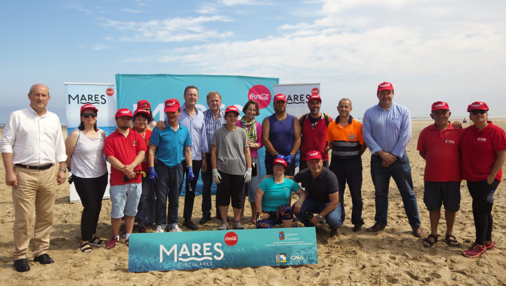 Jornada de limpieza del proyecto Mares Circulares en la playa de Oyambre