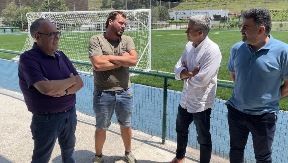 Pablo Zuloaga visita el campo de fútbol de Tama