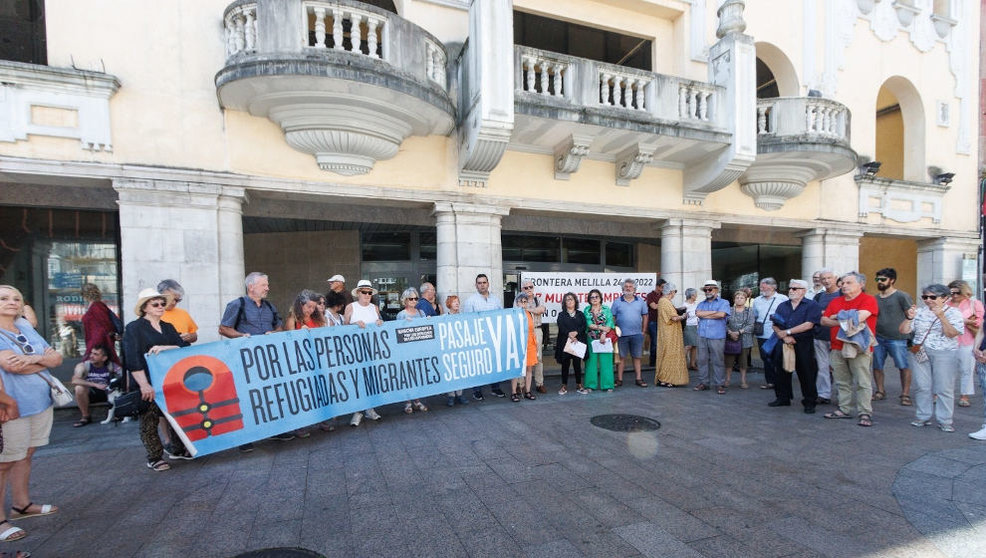 Concentración convocada por Pasaje Seguro en Santander en recuerdo de las víctimas del salto de Melilla de hace un año
