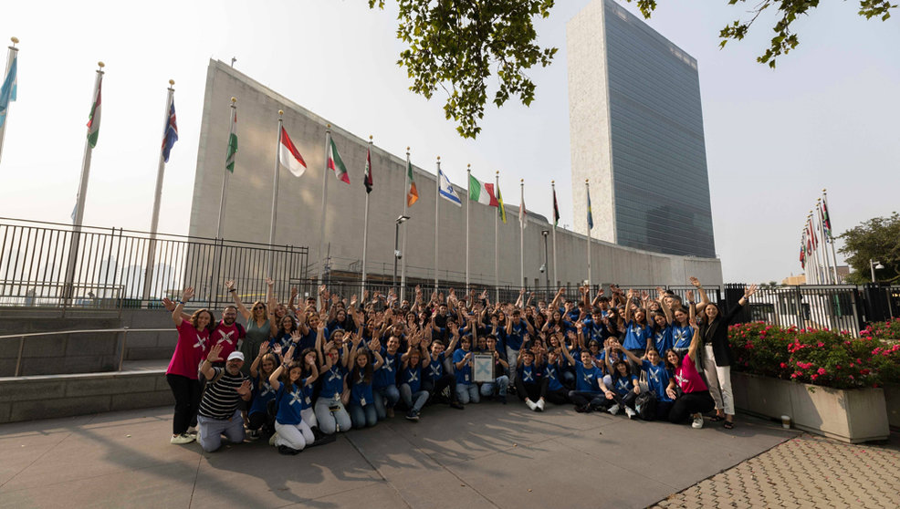 Grupo de 60 estudiantes españoles, tres de ellos de Cantabria, del programa 'The Challenge' de EduCaixa, durante su visita a la sede de la ONU en Nueva York