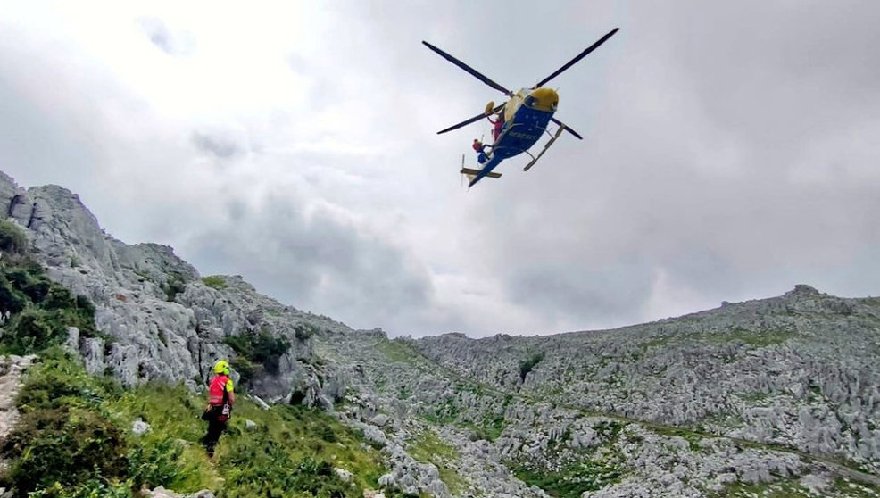 Rescate en helicóptero una mujer herida que sufre una caída en la ruta de los Ojos del Diablo