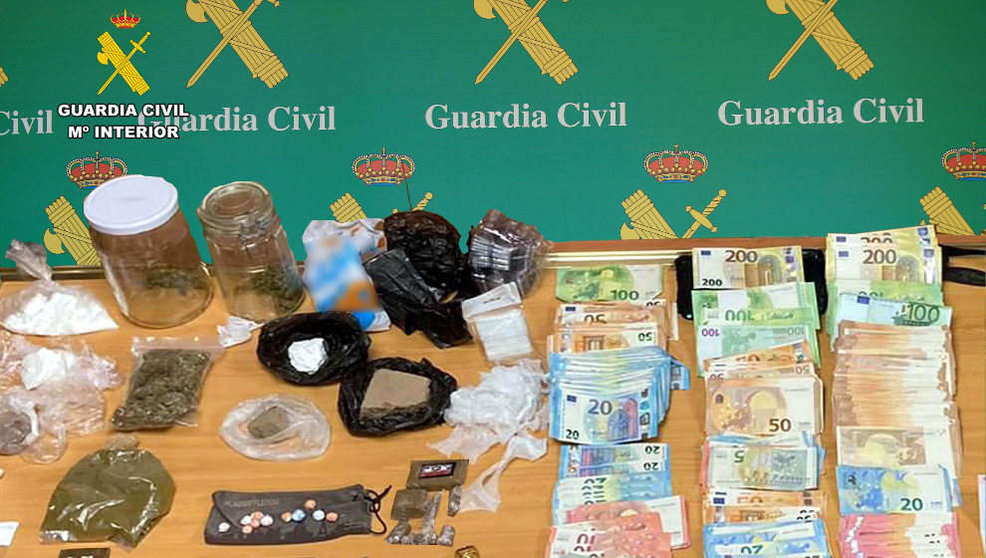  Dinero y sustancias incautadas en Santoña