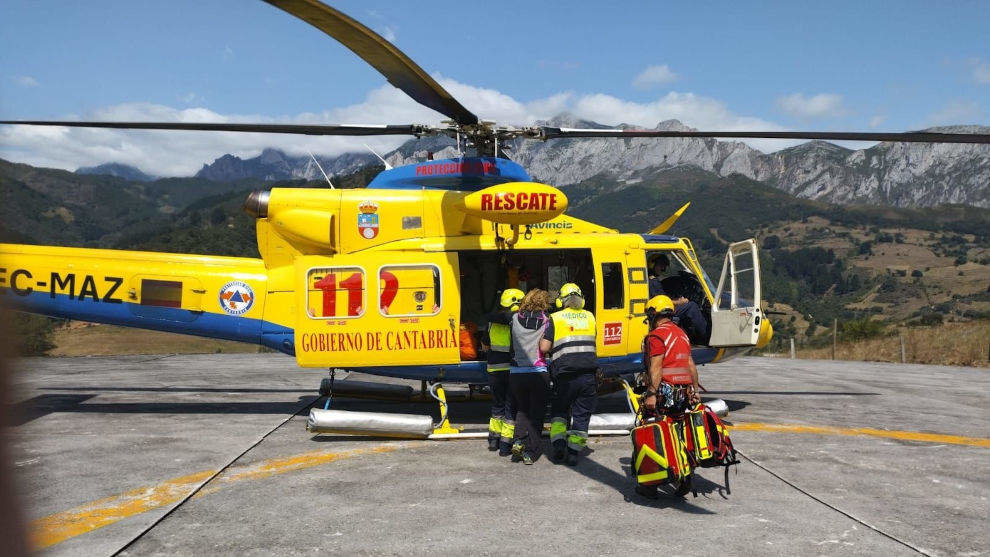 Evacuación en helicóptero de una mujer en la zona de Áliva