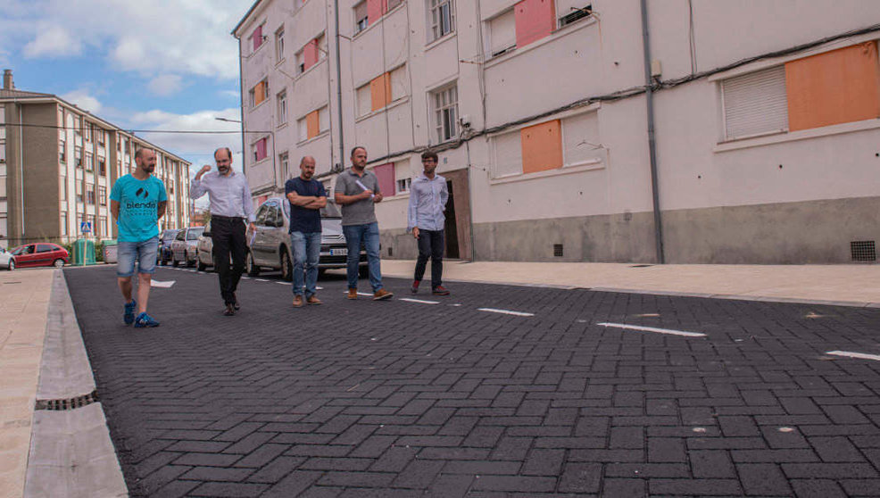El alcalde en funciones y concejal de Obras, José Luis Urraca, visita las obras de urbanización del barrio Insa, en Tanos
