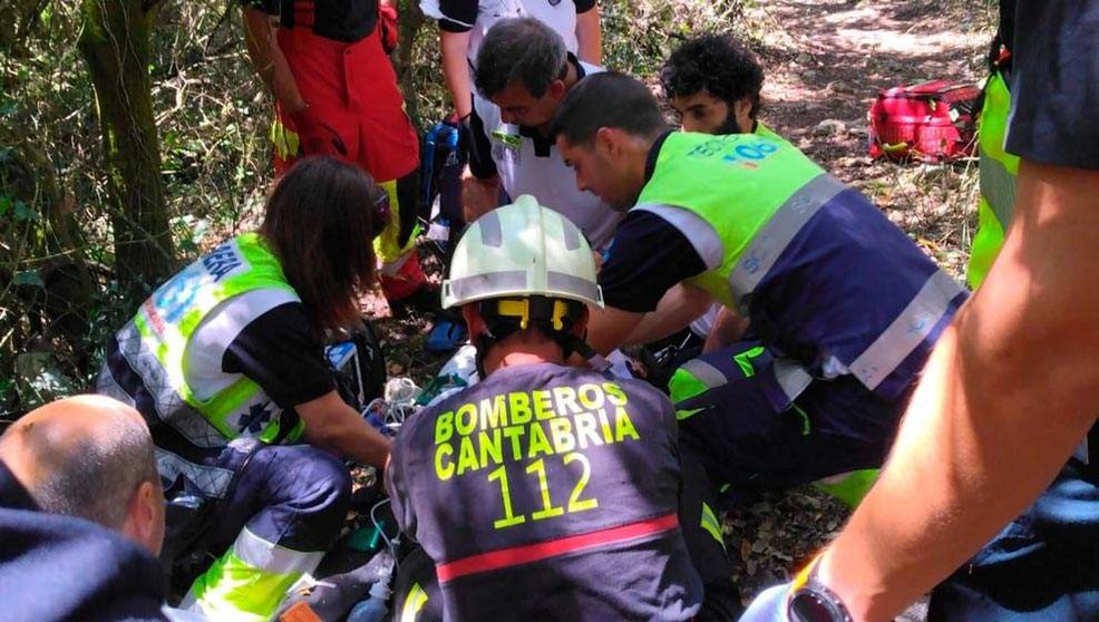 Efectivos del 112 evacúan a un senderista en el Monte Buciero