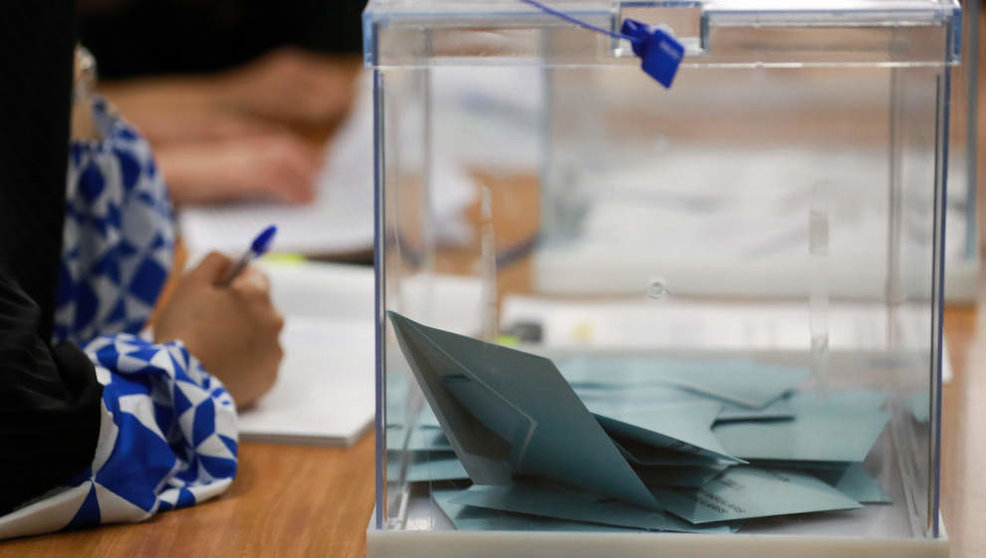 Una urna con papeletas electorales
