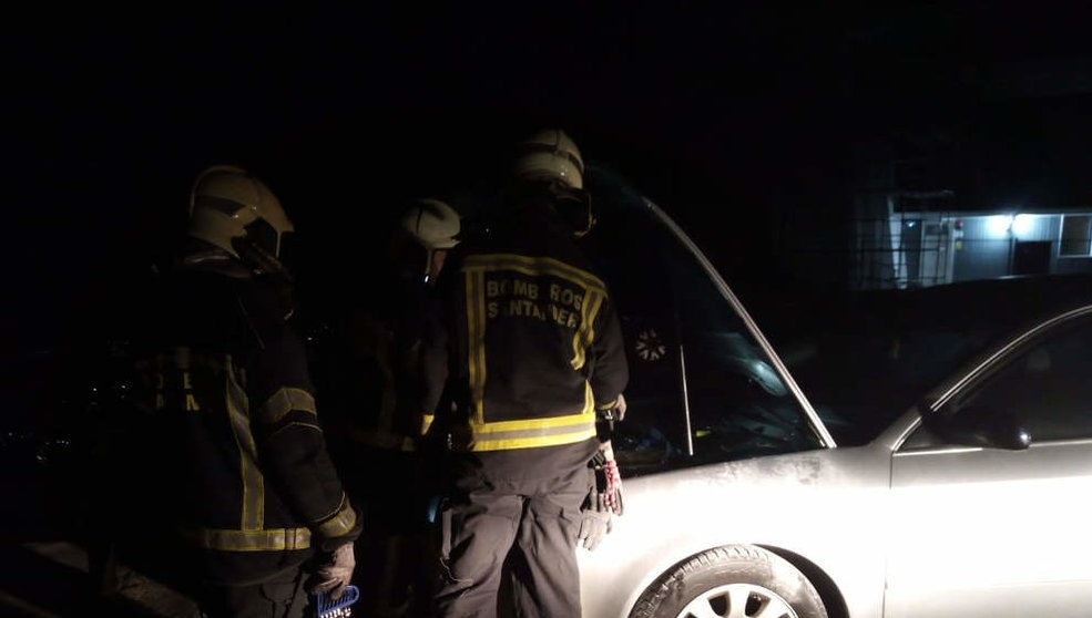 Bomberos de Santander han apagado un fuego en un vehículo en Peña Cabarga | Foto: Bomberos de Santander