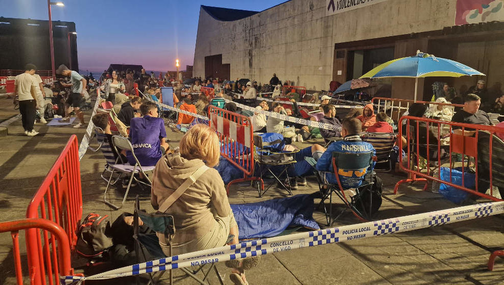 Decenas de personas haciendo cola ya a las 22:00 horas en Vigo para conseguir entradas para David Guetta