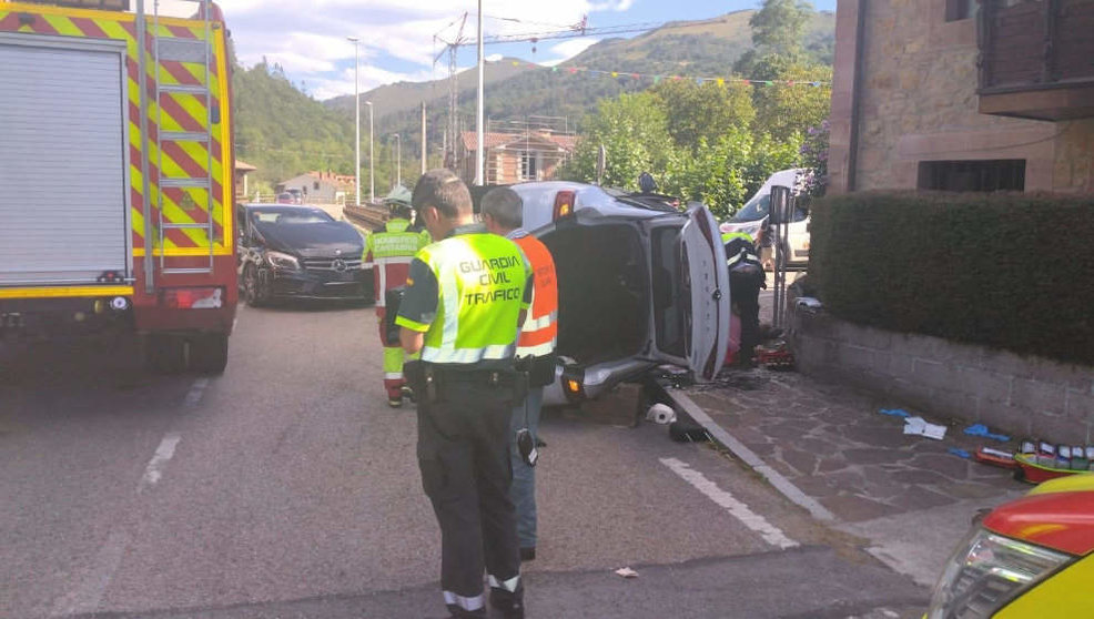 Accidente entre dos coches en Cosío