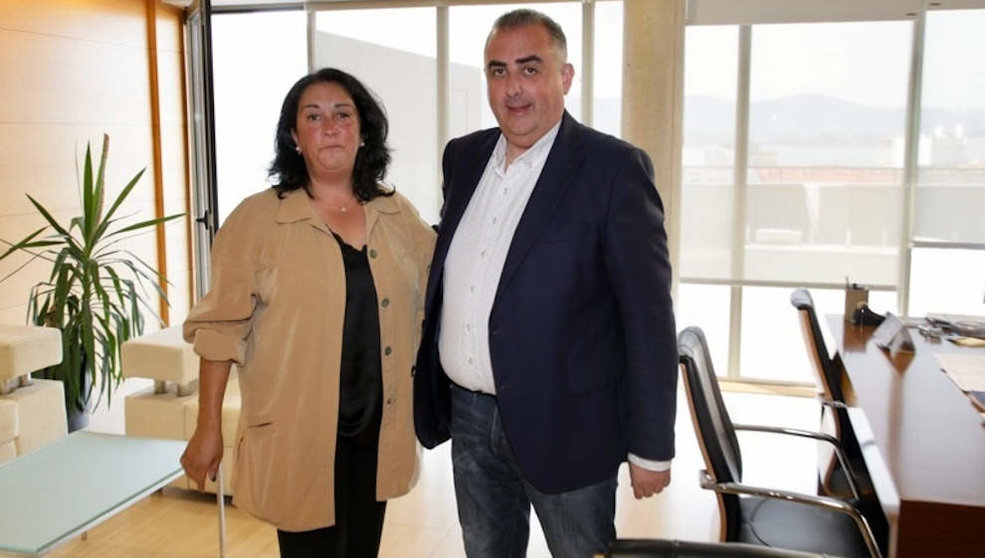 El consejero de Fomento, Roberto Media, se reúne con la alcaldesa de Cabuérniga, Rosa Fernández