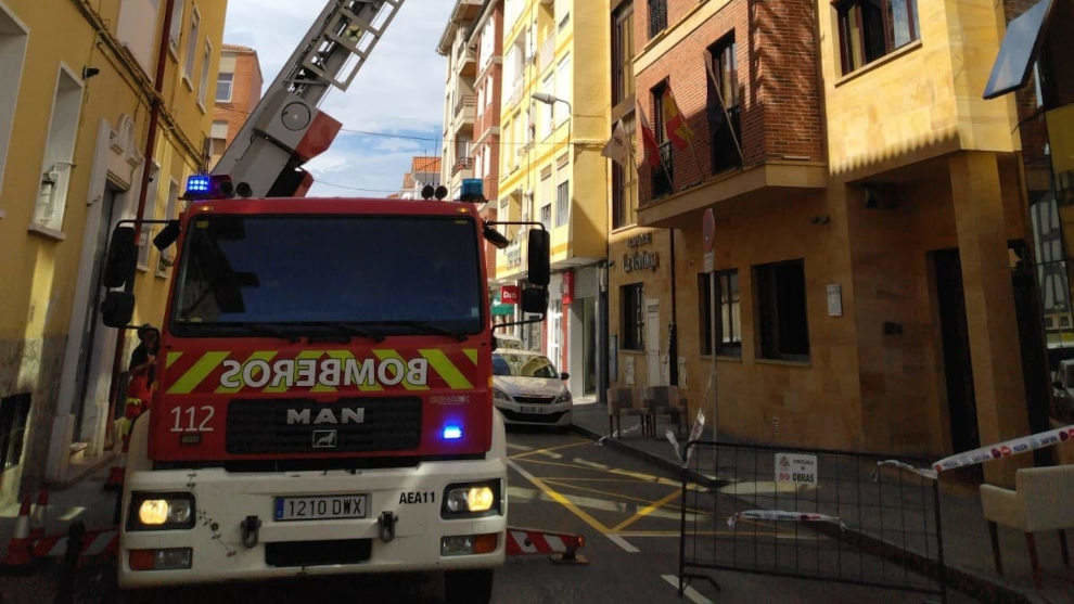 Bomberos intervienen en la fachada de un edificio en Santoña