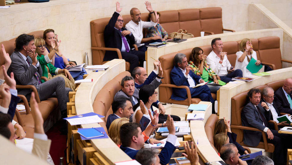 Votación durante la sesión del primer Pleno de legislatura, en el Parlamento de Cantabria