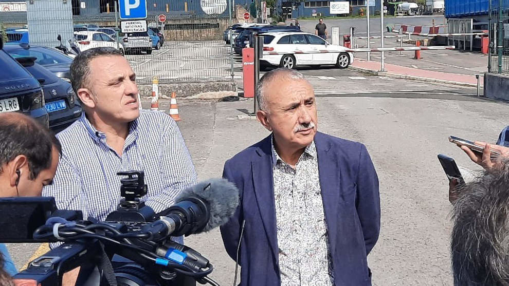 El secretario general de UGT, Pepe Álvarez, y su homólogo en Cantabria, Mariano Carmona, visitan las instalaciones de GSW 