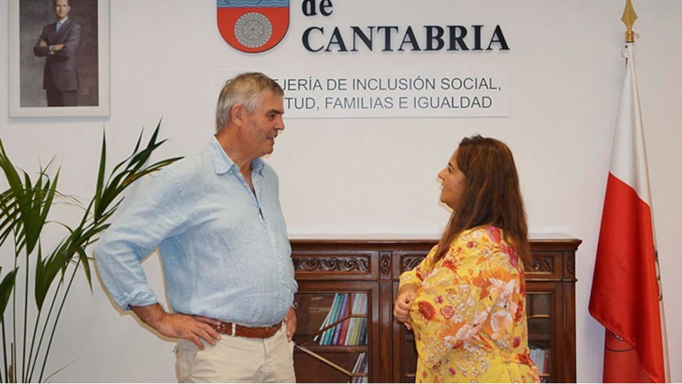 La consejera de Inclusión Social, Juventud, Familias e Inclusión Social, Begoña Gómez del Río, se reúne con el alcalde de Solórzano, Santiago Campos