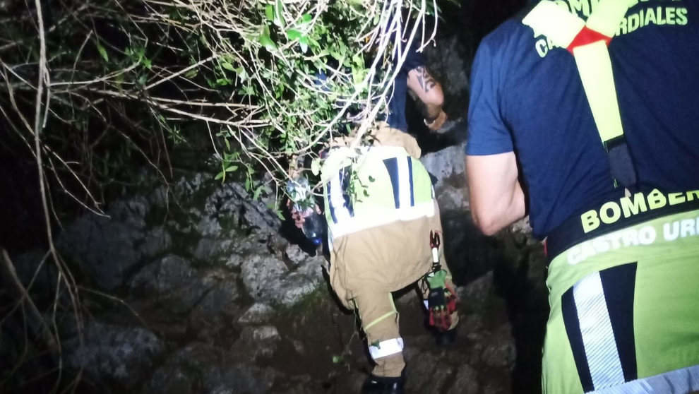 Rescate de dos personas desorientadas en la ruta de Los Ojos del Diablo | Foto: Bomberos de Castro Urdiales
