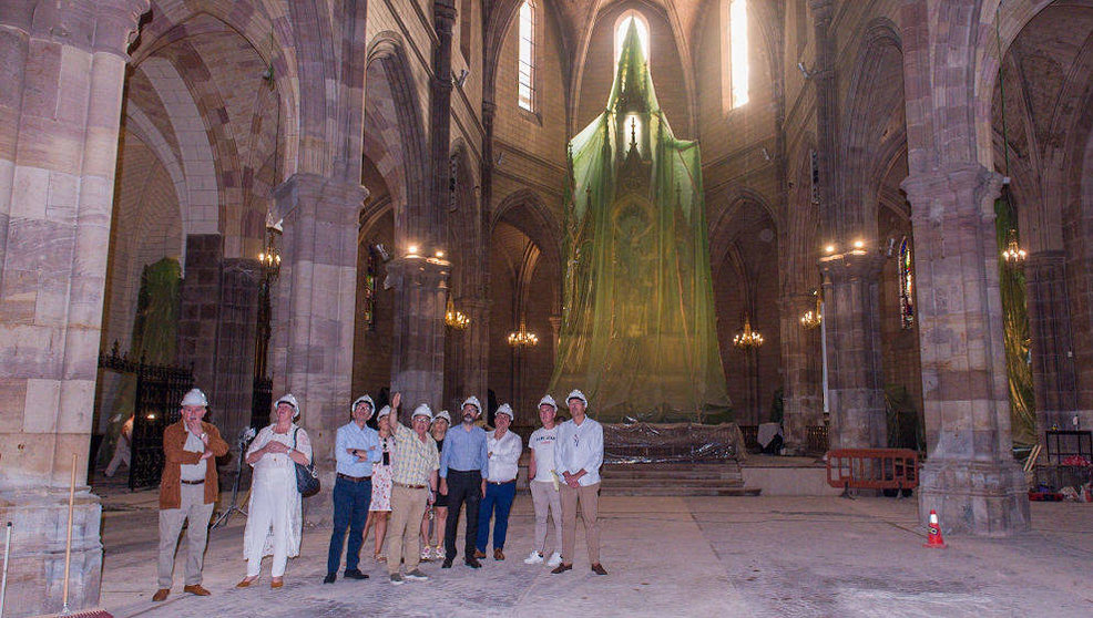 Miembros de la Corporación de Torrelavega visitan las obras de la iglesia de La Asunción
