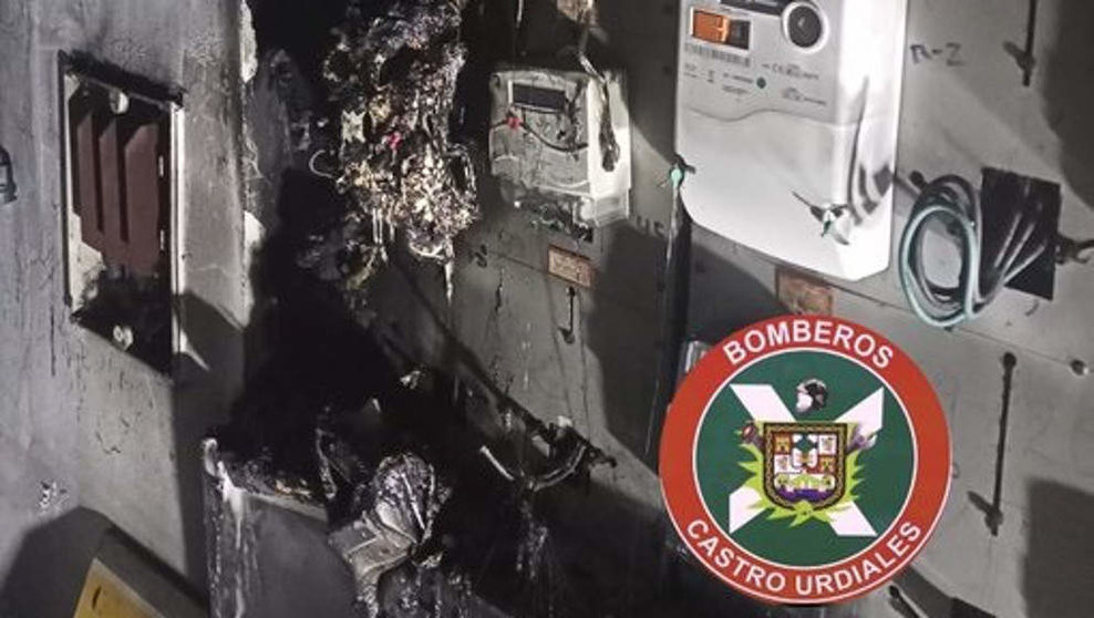 Incendio en cuarto de contadores en una vivienda de Castro