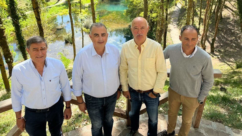 El consejero de Fomento, Ordenación del Territorio y Medio Ambiente, Roberto Media, visita las obras de reparación y mantenimiento del Parque del Nacimiento del Ebro