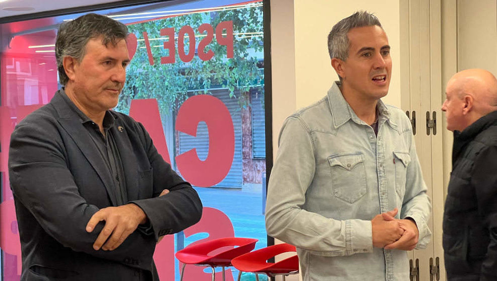 El secretario general del PSOE de Cantabria, Pablo Zuloaga, y el presidente de la Fundación Matilde de la Torre, Francisco Fernández Mañanes