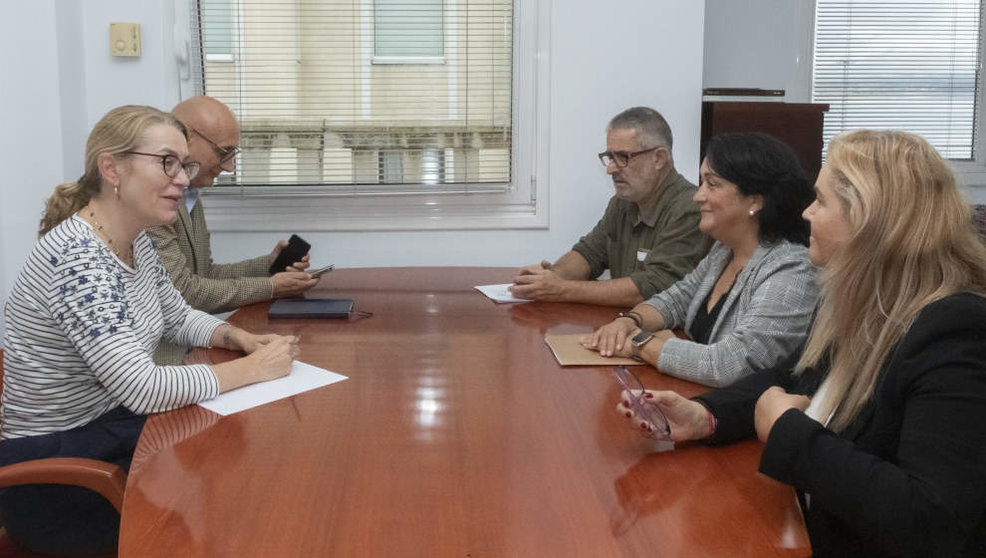 La consejera de Cultura, Turismo y Deporte, Eva Guillermina Fernández, se reúne con la alcaldesa de Cabuérniga, Rosa Fernández