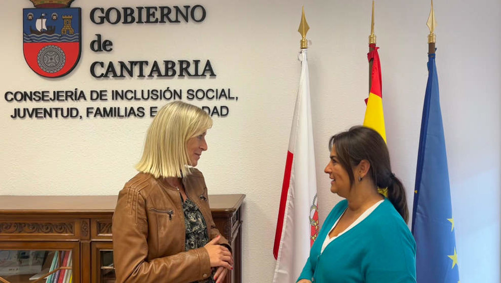 La consejera de Inclusión Social, Juventud, Familias e Igualdad, Begoña Gómez (d), y la alcaldesa de Castro Urdiales, Susana Herrán