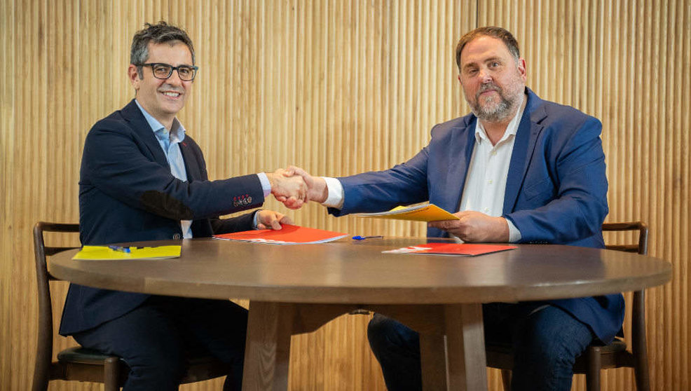 El ministro de Presidencia, Félix Bolaños, y el líder de ERC, Oriol Junqueras, firman el acuerdo para investir a Pedro Sánchez