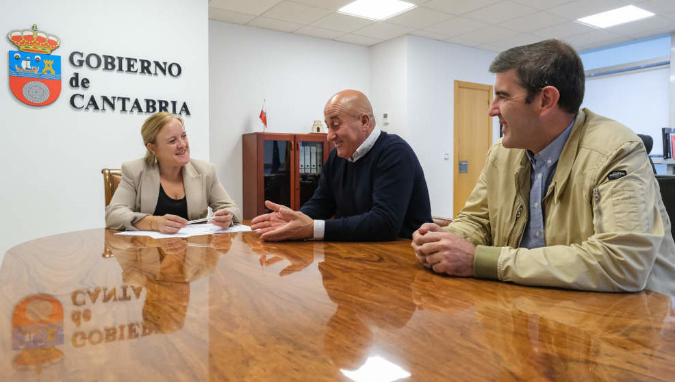 La consejera de Presidencia, Justicia, Seguridad y Simplificación Administrativa, Isabel Urrutia, recibe al alcalde de Cartes, Agustín Molleda